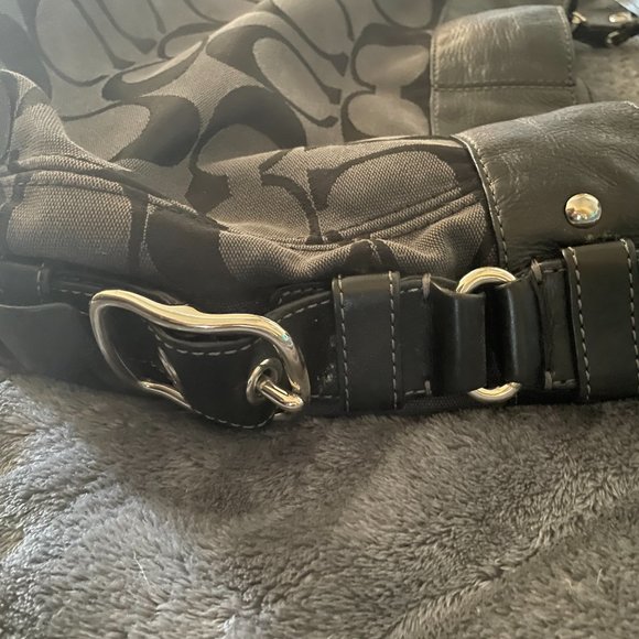 ♥ Coach Signature Medium Shoulder Bag Leather trim silver hardware ♥ - Picture 3 of 6